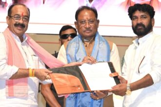 मुख्यमंत्री विष्णु देव साय ने छत्तीसगढ़ तेलघानी विकास बोर्ड के नए अध्यक्ष जितेन्द्र कुमार साहू का किया अभिनंदन