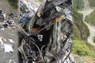 Jammu Kashmir : 700 फीट गहरी खाई में गिरी सेना की गाड़ी, तीन जवान शहीद