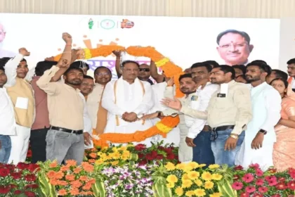 Sushasan Tihar: सीएम विष्णुदेव साय ने भैंसा गांव में दी विकास कार्यों की सौगात, 110 परिवारों को मिले पक्के घर, शुरू हुआ कृषि संकल्प अभियान