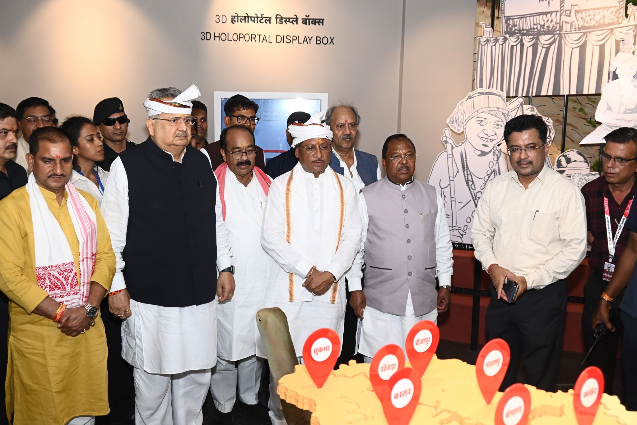 May be an image of 8 people, dais and text that says '3D होलोपोर्टल डिस्प्ले बॉक्स 3D HOLOPORTAL DISPLAY BOX बुकमा Teu aTN'