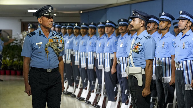 Air Vice-Marshal:  एयर मार्शल नर्मदेश्वर तिवारी ने संभाला उप वायु सेना प्रमुख का पद, कारगिल हीरो को मिला नया दायित्व