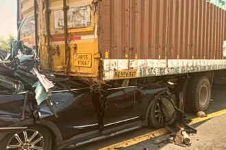 UP : आगरा-लखनऊ एक्सप्रेसवे पर भीषण सड़क हादसा, SUV कंटेनर से टकराई, 4 लोगों की मौत