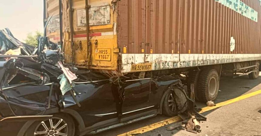 UP : आगरा-लखनऊ एक्सप्रेसवे पर भीषण सड़क हादसा, SUV कंटेनर से टकराई, 4 लोगों की मौत