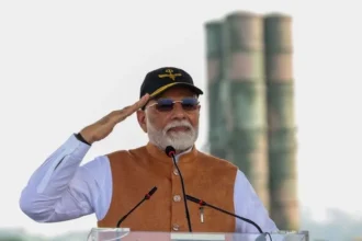 PM मोदी का आदमपुर एयरबेस से दुश्मनों को सख्त संदेश – “जब मिसाइलें गिरती हैं तो गूंजती है भारत माता की जय”