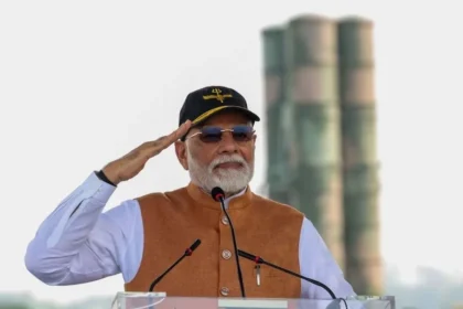 PM मोदी का आदमपुर एयरबेस से दुश्मनों को सख्त संदेश – “जब मिसाइलें गिरती हैं तो गूंजती है भारत माता की जय”