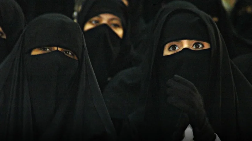 Kuwait : कुवैत में बड़ा फैसला, एक ही रात में हज़ारों लोगों की नागरिकता रद्द, 26 हज़ार महिलाएं सबसे ज़्यादा प्रभावित