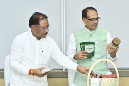 CG : 'वोकल फॉर लोकल' को बढ़ावा देने की मिसाल बनी 'जशप्योर' ब्रांड, सीएम साय ने केंद्रीय मंत्री को भेंट की स्वदेशी उत्पादों की टोकरी