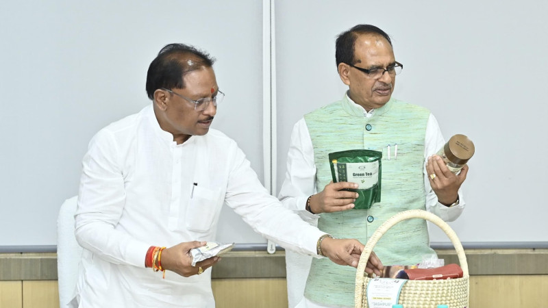 CG : 'वोकल फॉर लोकल' को बढ़ावा देने की मिसाल बनी 'जशप्योर' ब्रांड, सीएम साय ने केंद्रीय मंत्री को भेंट की स्वदेशी उत्पादों की टोकरी