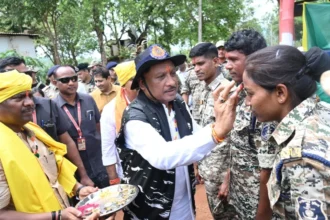 CG : मुख्यमंत्री विष्णु देव साय ने नारायणपुर में किया बहादुर जवानों का सम्मान, अबूझमाड़ ऑपरेशन में 27 नक्सली ढेर