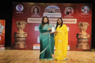 CG: बीजापुर की डॉ. ओमेश्वरी देवांगन को 'इंडियन विजन अवार्ड', उपन्यास ‘मुखौटे’ ने बस्तर की कहानी को मंच दिया
