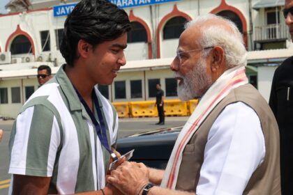 IPL 2025 में धमाल मचाने वाले 14 वर्षीय वैभव सूर्यवंशी ने पीएम मोदी से की मुलाकात, इंग्लैंड दौरे से पहले लिया आशीर्वाद