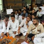 NSUI का 'सद्बुद्धि यज्ञ' प्रदर्शन: PTRSU में परीक्षा लापरवाही को लेकर कुलपति को घेरा, सुधार नहीं किया तो उग्र आंदोलन की दी चेतावनी