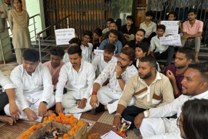 NSUI का 'सद्बुद्धि यज्ञ' प्रदर्शन: PTRSU में परीक्षा लापरवाही को लेकर कुलपति को घेरा, सुधार नहीं किया तो उग्र आंदोलन की दी चेतावनी