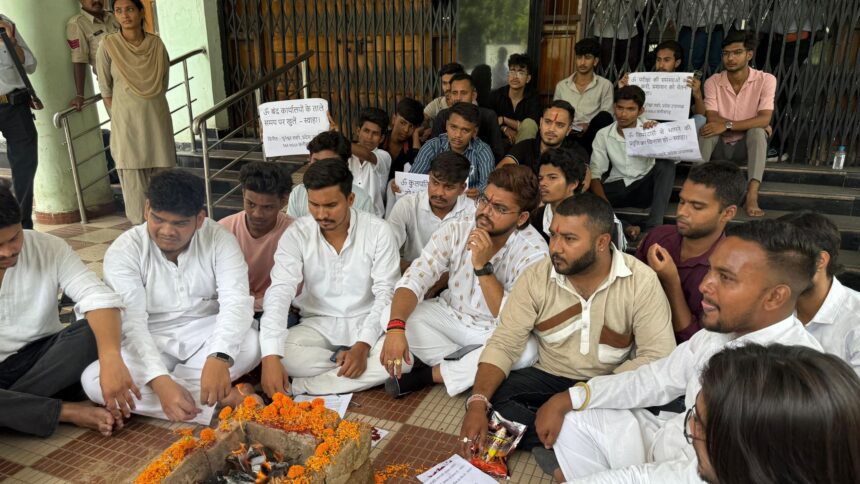 NSUI का 'सद्बुद्धि यज्ञ' प्रदर्शन: PTRSU में परीक्षा लापरवाही को लेकर कुलपति को घेरा, सुधार नहीं किया तो उग्र आंदोलन की दी चेतावनी