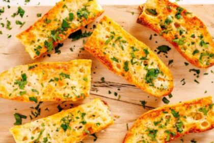 Cheesy Garlic Bread Recipe: 5 मिनट में बनाएं चीज़ गार्लिक ब्रेड, बच्चों और बड़ों का फेवरेट स्नैक