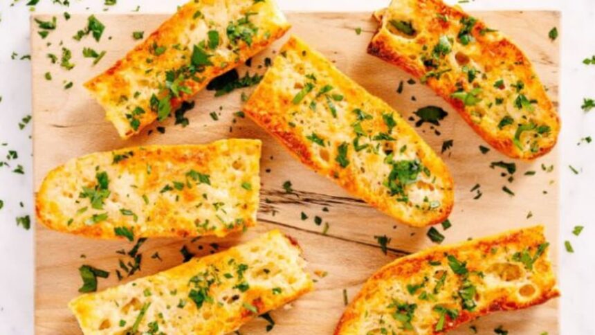Cheesy Garlic Bread Recipe: 5 मिनट में बनाएं चीज़ गार्लिक ब्रेड, बच्चों और बड़ों का फेवरेट स्नैक
