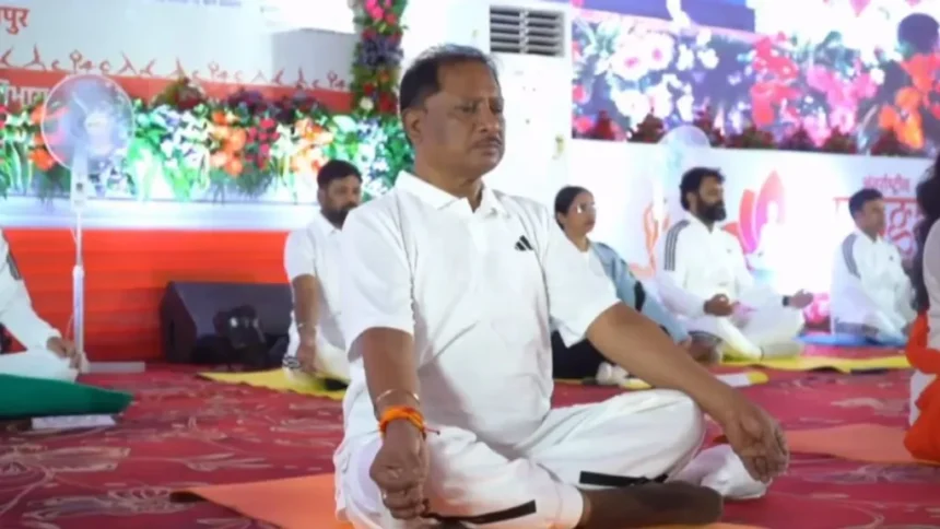 International Yoga Day: अंतरराष्ट्रीय योग दिवस पर मुख्यमंत्री ने किया योग, 30 करोड़ की विकास परियोजनाओं का किया लोकार्पण