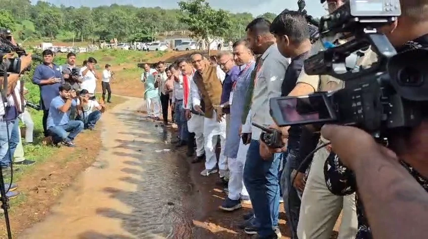 छत्तीसगढ़ दौरे पर शिवराज सिंह चौहान: मैनपाट के 'उल्टा पानी' से हुए मंत्रमुग्ध, बोले – यह प्रकृति का चमत्कार