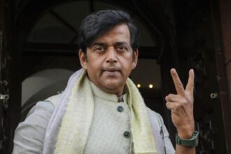 UP : रविकिशन के ‘सांसद रत्न पुरस्कार’ पर सपा का तंज, पोस्टरों में उठाया जलजमाव और आफरीन की मौत का मुद्दा