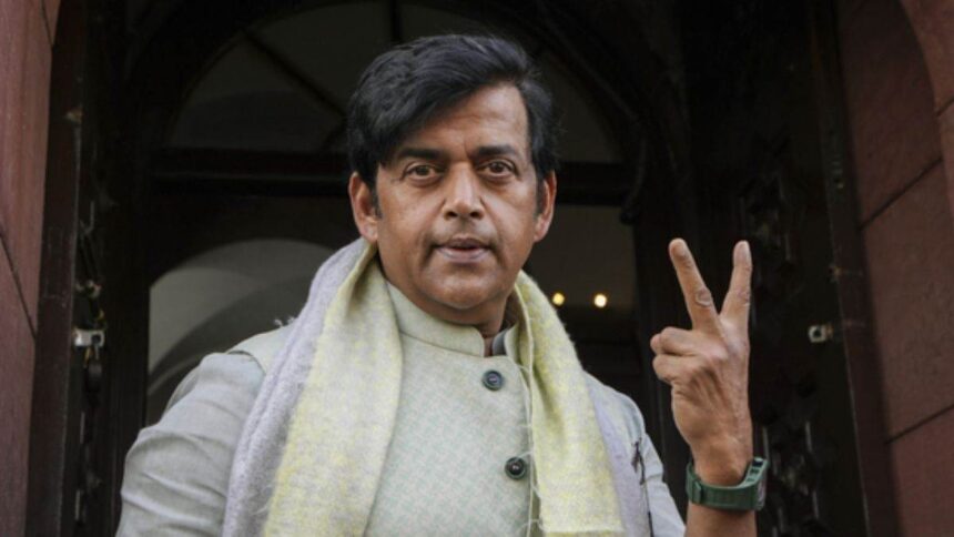UP : रविकिशन के ‘सांसद रत्न पुरस्कार’ पर सपा का तंज, पोस्टरों में उठाया जलजमाव और आफरीन की मौत का मुद्दा