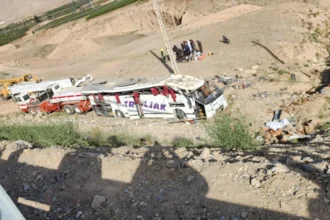 Afghanistan Road Accident : अफगानिस्तान में दर्दनाक हादसा, बस पलटने से 25 की मौत, 27 घायल- VIDEO
