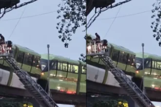 Mumbai Monorail Rescue: बिजली सप्लाई कटने से हवा में फंसी मोनोरेल, मची अफरा-तफरी, क्रेन से किया रेस्क्यू