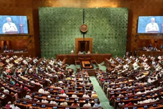 Parliament Monsoon Session : भारी हंगामे के बीच लोकसभा और राज्यसभा की कार्यवाही अनिश्चितकाल के लिए स्थगित, 12 बिल हुए पास