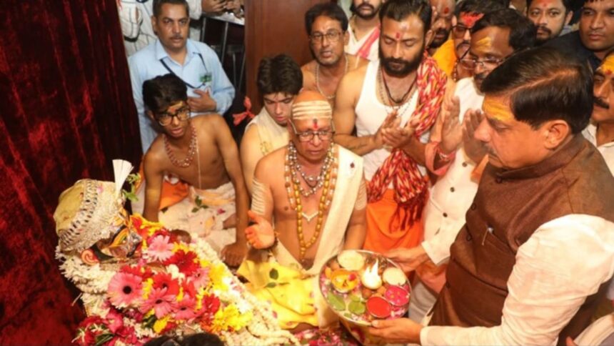 Ujjain Baba Mahakal : उज्जैन में बाबा महाकाल की भव्य षष्ठम राजसी सवारी, छह स्वरूपों में दर्शन, CM मोहन यादव हुए शामिल