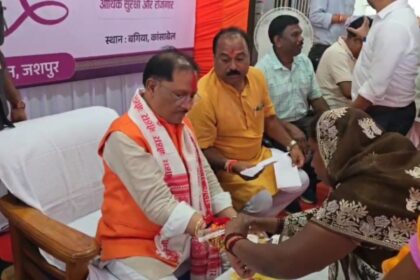 CG News : रक्षाबंधन पर महिलाओं ने सीएम विष्णुदेव साय को बांधी राखी, 12 महिलाओं को बिहान योजना के तहत मिला ई-रिक्शा