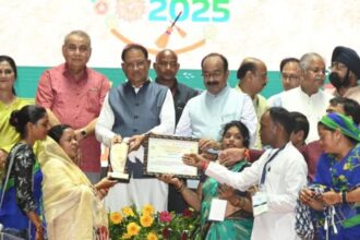 CG: मुख्यमंत्री विष्णु देव साय ने स्वच्छता दीदियों का किया सम्मान, स्वच्छता में प्रथम रैंक पाने वाले नगरीय निकाय को मिलेगा एक करोड़ का पुरस्कार