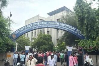 Ahmedabad School Student Murder : स्कूल में एक छात्र ने दूसरे छात्र को मारा चाकू, ईलाज के दौरान हुई मौत, गुस्साई भीड़ ने किया प्रदर्शन और तोड़फोड़