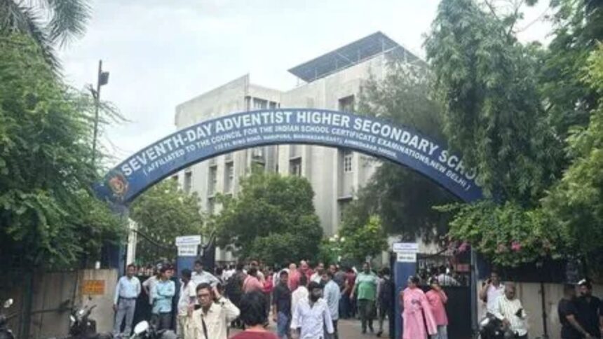 Ahmedabad School Student Murder : स्कूल में एक छात्र ने दूसरे छात्र को मारा चाकू, ईलाज के दौरान हुई मौत, गुस्साई भीड़ ने किया प्रदर्शन और तोड़फोड़
