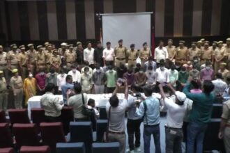 UP : वाराणसी पुलिस ने दो फर्जी कॉल सेंटरों का किया पर्दाफाश, 29 साइबर अपराधी गिरफ्तार