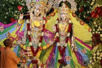 Shri Krishna Janmashtami: श्री कृष्ण जन्माष्टमी पर मथुरा पहुंचे सीएम योगी आदित्यनाथ, भगवान श्री कृष्ण की आरती उतारी, कहा- ब्रज भूमि में आज भी श्री कृष्ण