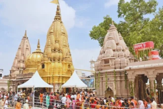सावन का अंतिम सोमवार: शिवभक्ति में रंगी काशी, विश्वनाथ धाम में उमड़ा श्रद्धालुओं का जनसैलाब