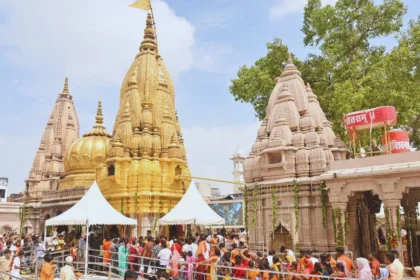 सावन का अंतिम सोमवार: शिवभक्ति में रंगी काशी, विश्वनाथ धाम में उमड़ा श्रद्धालुओं का जनसैलाब