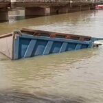 Raipur : महादेव घाट के पास हाईवा ट्रक अनियंत्रित होकर खारून नदी में गिरा