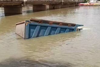 Raipur : महादेव घाट के पास हाईवा ट्रक अनियंत्रित होकर खारून नदी में गिरा