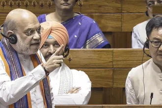 Parliament Monsoon Session: संसद में हंगामा, विपक्ष ने अमित शाह की ओर फेंकी बिल की कॉपियां, तीनों विधेयक JPC को भेजे गए