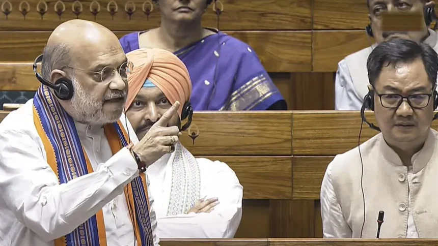 Parliament Monsoon Session: संसद में हंगामा, विपक्ष ने अमित शाह की ओर फेंकी बिल की कॉपियां, तीनों विधेयक JPC को भेजे गए