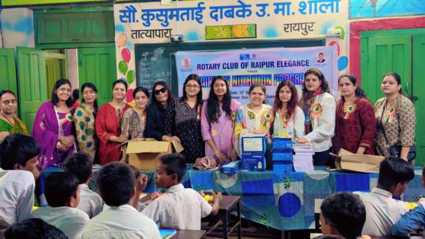 Raipur : रोटरी क्लब ऑफ रायपुर ऐलिगेंस ने बच्चों को बांटे जूते, स्टेशनरी व पोषण सामग्री