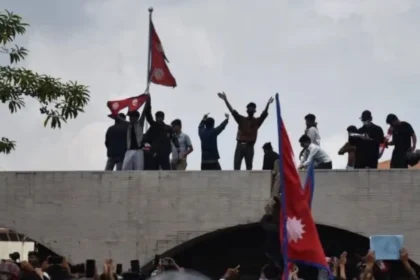 Social Media Ban Nepal :  नेपाल में सोशल मीडिया बैन पर भड़के युवा, संसद भवन में घुसे प्रदर्शनकारी, पुलिस ने की फायरिंग