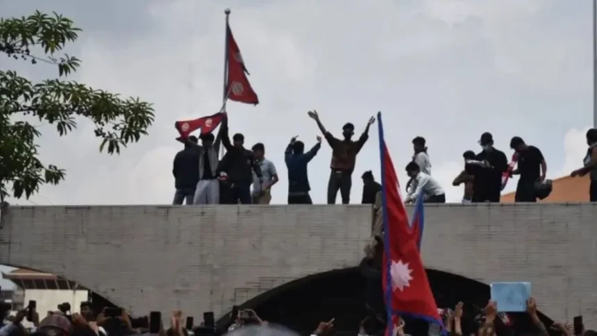 Social Media Ban Nepal :  नेपाल में सोशल मीडिया बैन पर भड़के युवा, संसद भवन में घुसे प्रदर्शनकारी, पुलिस ने की फायरिंग