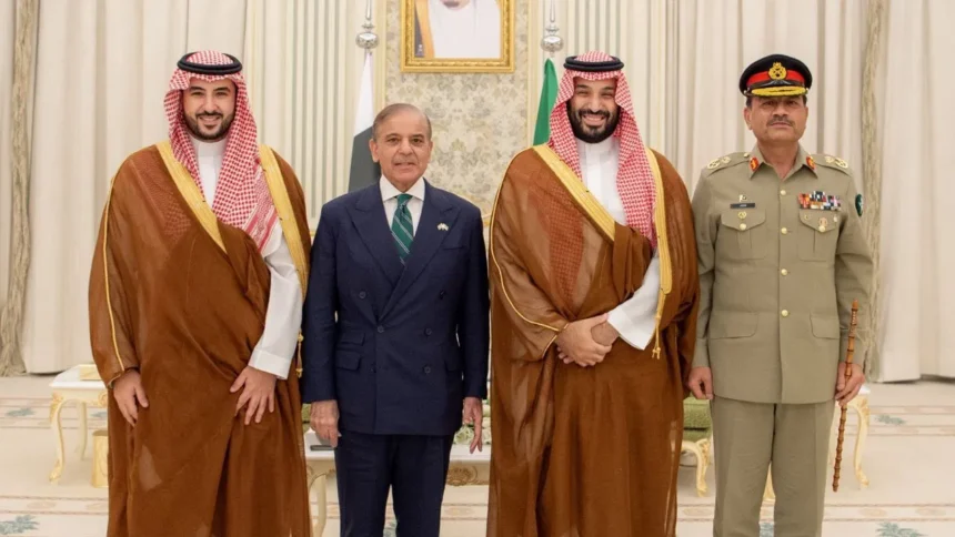 Saudi-Pakistan Defense Deal: सऊदी को मिल गई परमाणु ताकत, डिफेंस डील के बदले पाकिस्तान को क्या-क्या मिला, जानें