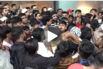 iPhone 17 के लिए Apple Store पर जमकर हुई मारपीट, Viral Video