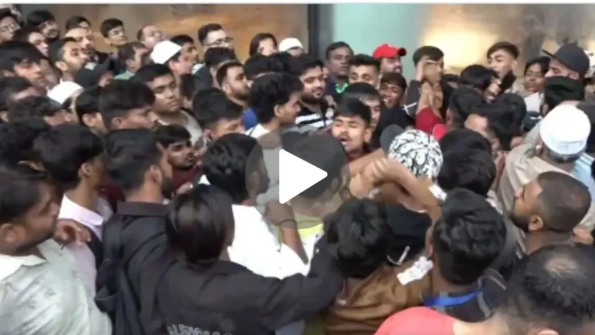 iPhone 17 के लिए Apple Store पर जमकर हुई मारपीट, Viral Video