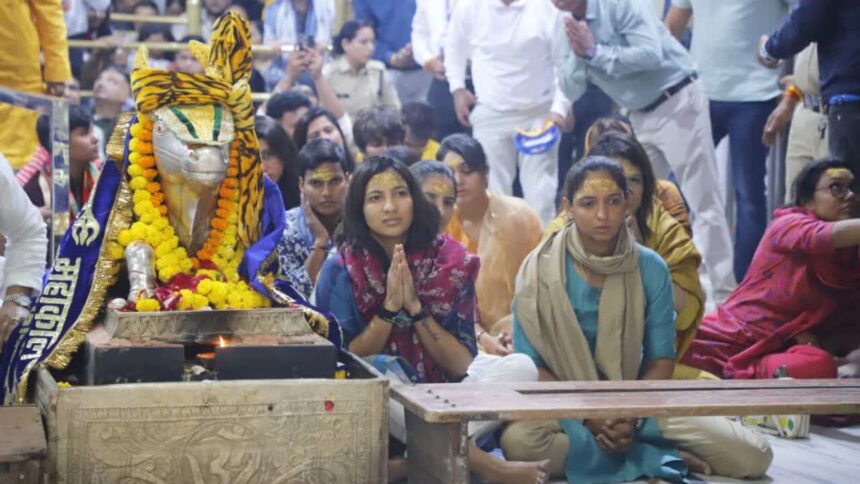Baba Mahakal के दरबार में पहुंची Indian Women Cricket Team, भस्म आरती कर लिया आशीर्वाद, Harmanpreet बोलीं- Trophy जरूर लाएंगे