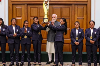 PM Modi meet Blind Women’s Cricket Team: महिला ब्लाइंड T20 विश्व कप विजेता टीम से PM मोदी ने की मुलाकात, मोदी ने सिर झुकाकर किया सम्मान, खिलाड़ियों ने साइन किया हुआ बल्ला भेंट किया
