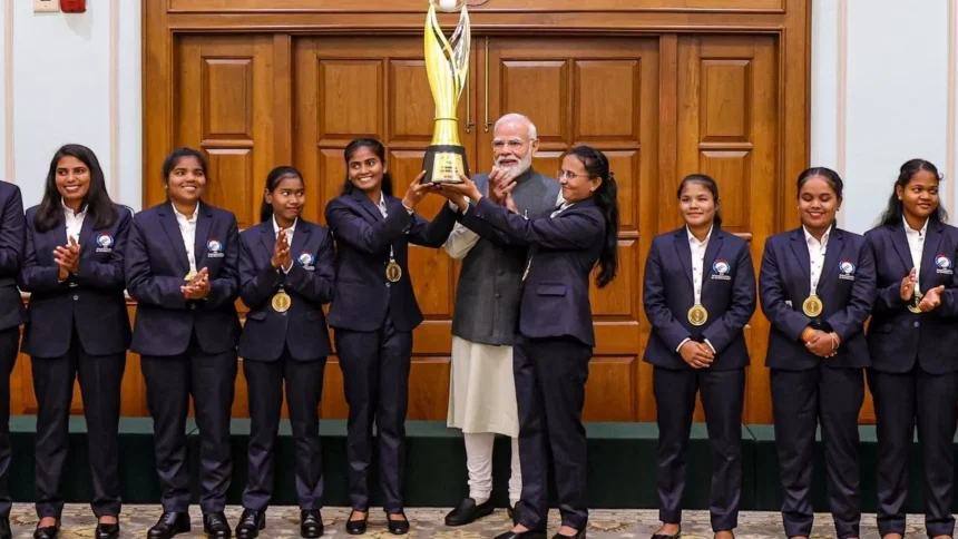 PM Modi meet Blind Women’s Cricket Team: महिला ब्लाइंड T20 विश्व कप विजेता टीम से PM मोदी ने की मुलाकात, मोदी ने सिर झुकाकर किया सम्मान, खिलाड़ियों ने साइन किया हुआ बल्ला भेंट किया