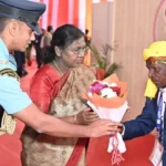 जनजातीय गौरव दिवस 2025 : राष्ट्रपति द्रौपदी मुर्मू ने जनजातीय नायकों के परिजनों और समाज प्रमुखों से की मुलाकात, पंडो जनजाति के बसंत से मिलकर जाना कुशलक्षेम